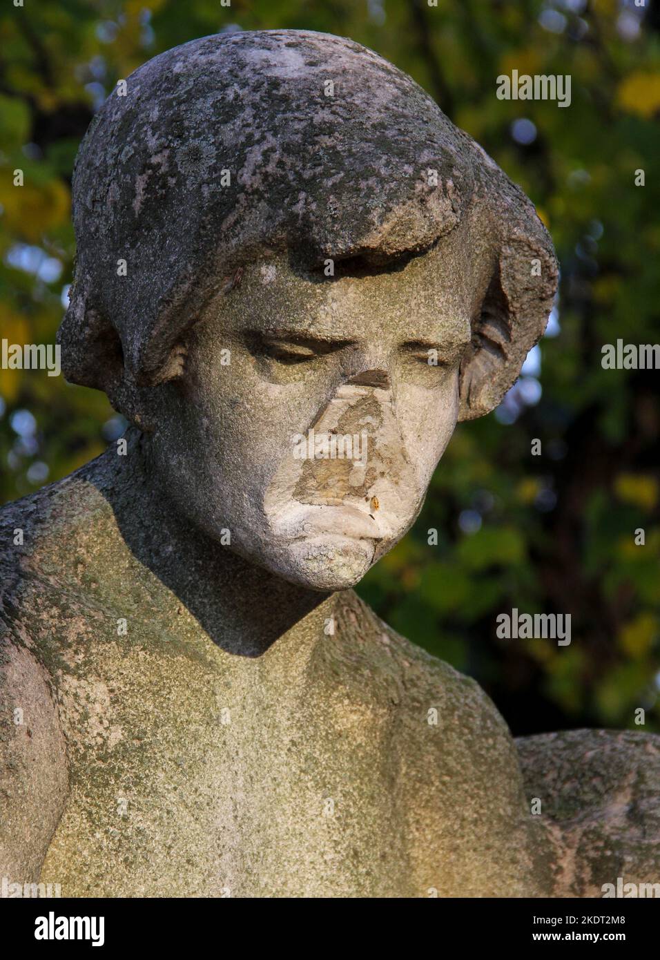 ritratto di una statua grigia senza volto erosa Foto Stock