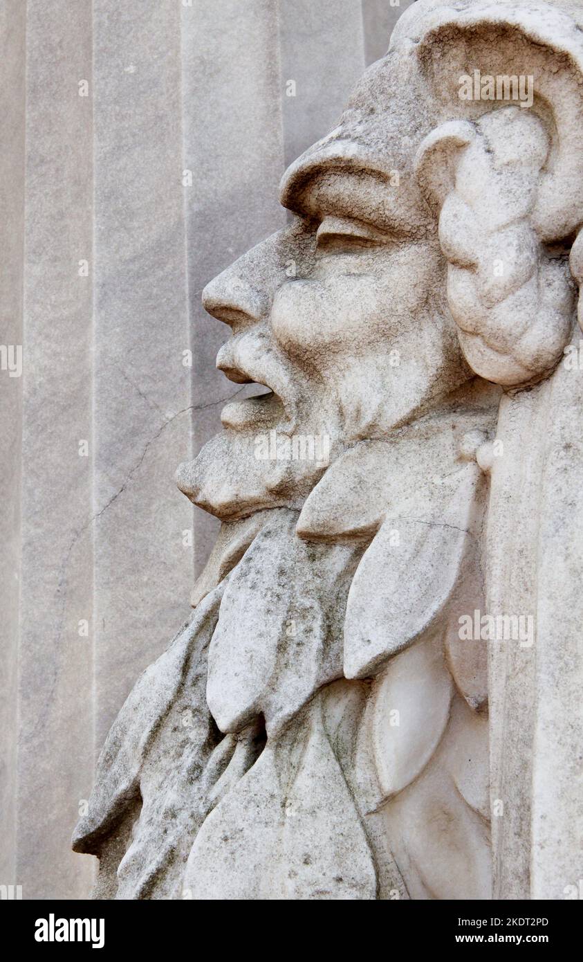 Profilo ritratto di una statua in pietra dell'Old Man. Foto Stock