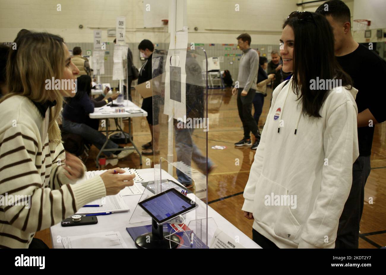 New York, Stati Uniti. 8th Nov 2022. (NUOVO) elezioni di medio termine del 2022 a New York. 8 novembre 2022, New York, USA: I newyorkesi votano durante le elezioni di midterm alla SCUOLA DI MARY LINDLEY MURRAY P.S.116, a New York per eleggere governatori, senatori e congressisti per repubblicani, democratici e indipendenti in tutto il paese il 8 novembre. Si tratta di un'elezione molto importante in quanto determinerà chi controlla il Congresso e il Senato e, più significativamente, il governatorato dello Stato di New York tra Kathy Hochul e Lee Zeldin. (Credit Image: © Niyi Fote/TheNEWS2 via ZUMA Press Wire) Credit: ZUMA Press, Inc./Ala Foto Stock