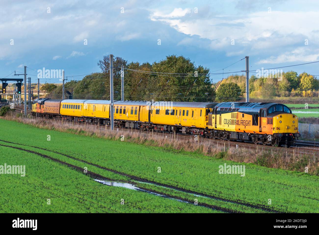 Un paio di inglesi Electric Type 3 che lavorano un treno di prova Network Rail, diretto per Carlisle, in modalità top e tail. Quello sulla sinistra è Jonty Jarvis. Foto Stock