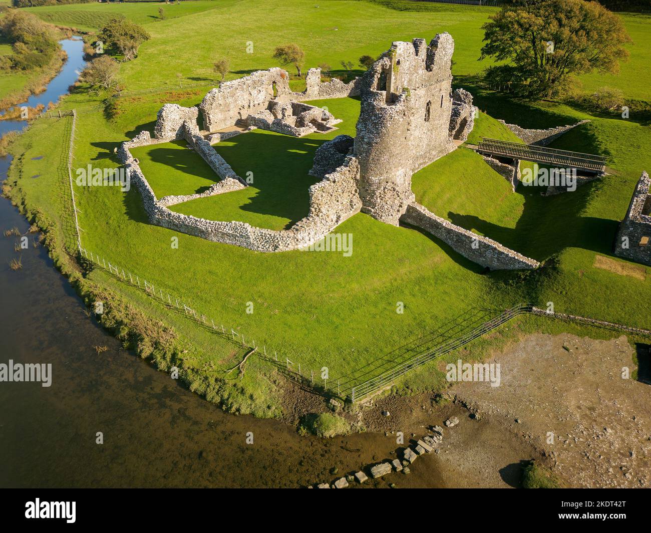 Veduta aerea delle rovine del 12th ° secolo Ogmore Castello, Glamorgan, Galles Foto Stock