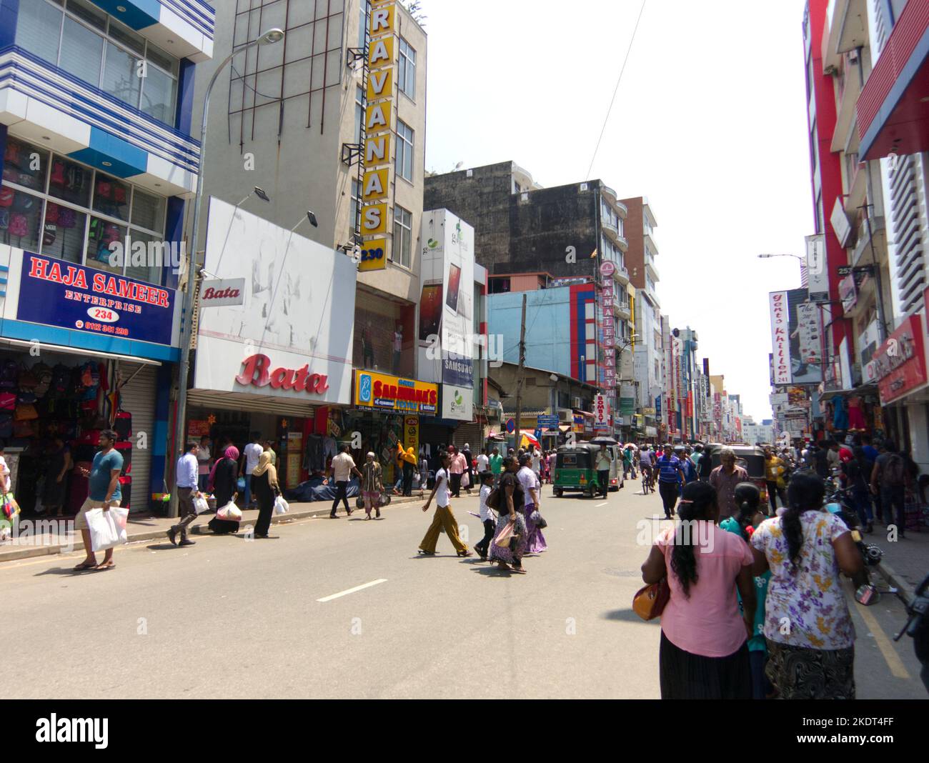 Una strada occupata a Colombo, Sri Lanka. Foto Stock