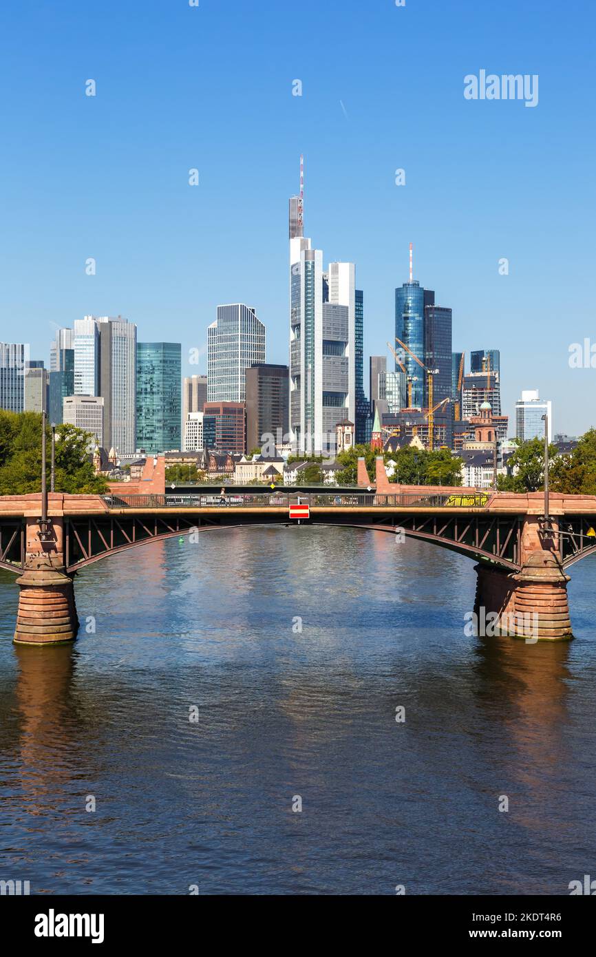 Francoforte, Germania - 3 agosto 2022: Skyline con il fiume meno e Ignatz Bubis Bridge Travel Portrait a Francoforte, Germania. Foto Stock