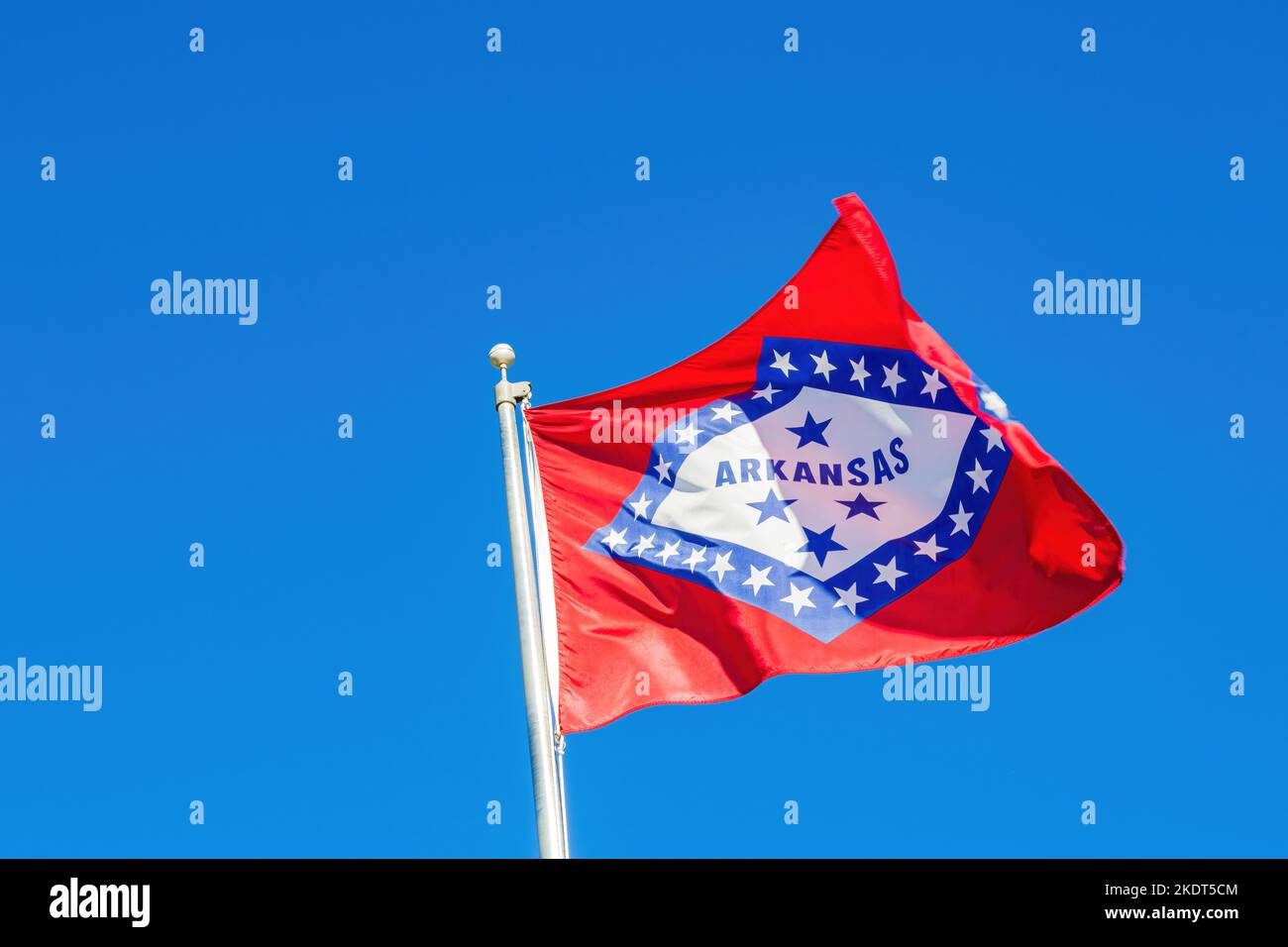 Primo piano della bandiera dell'Arkansas che oscilla nell'Arkansas Foto Stock
