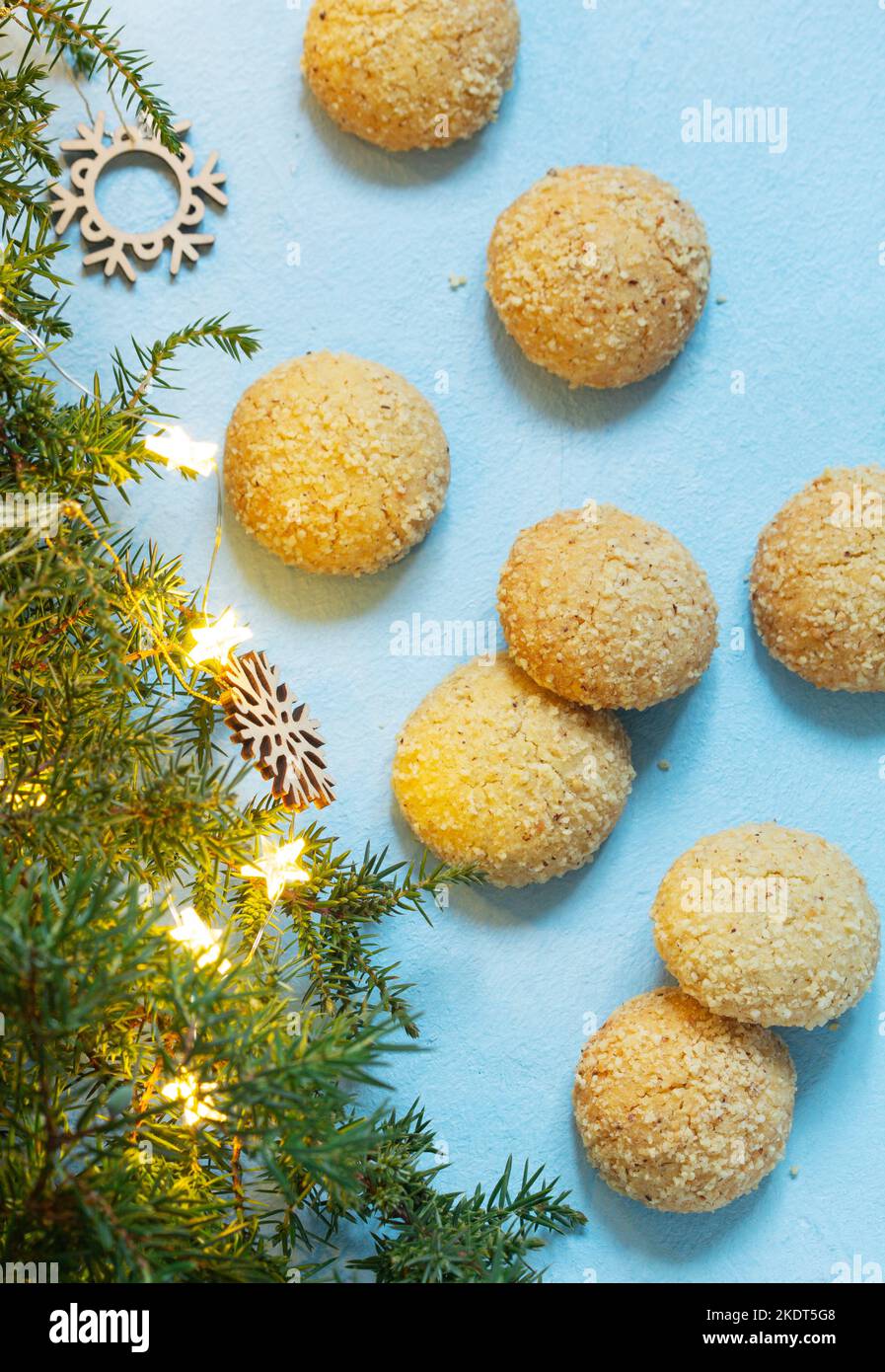 Biscotti di Natale Filbertines su uno sfondo di rami, coni e decorazioni natalizie. Foto Stock