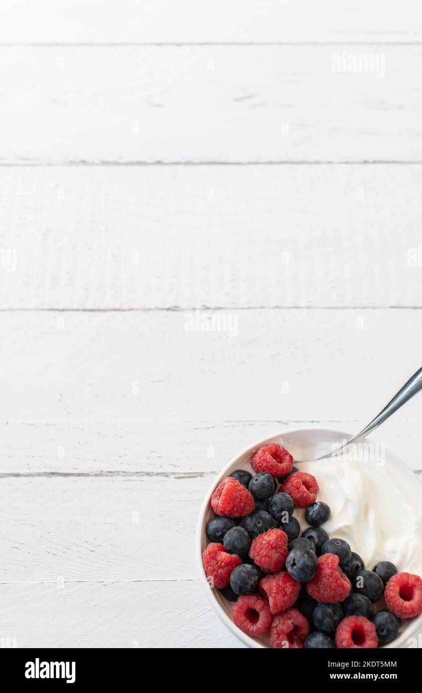 Dessert di proteina del Berry con mirtilli, lamponi con gracelo islandico isolato su fondo bianco con spazio di copia Foto Stock