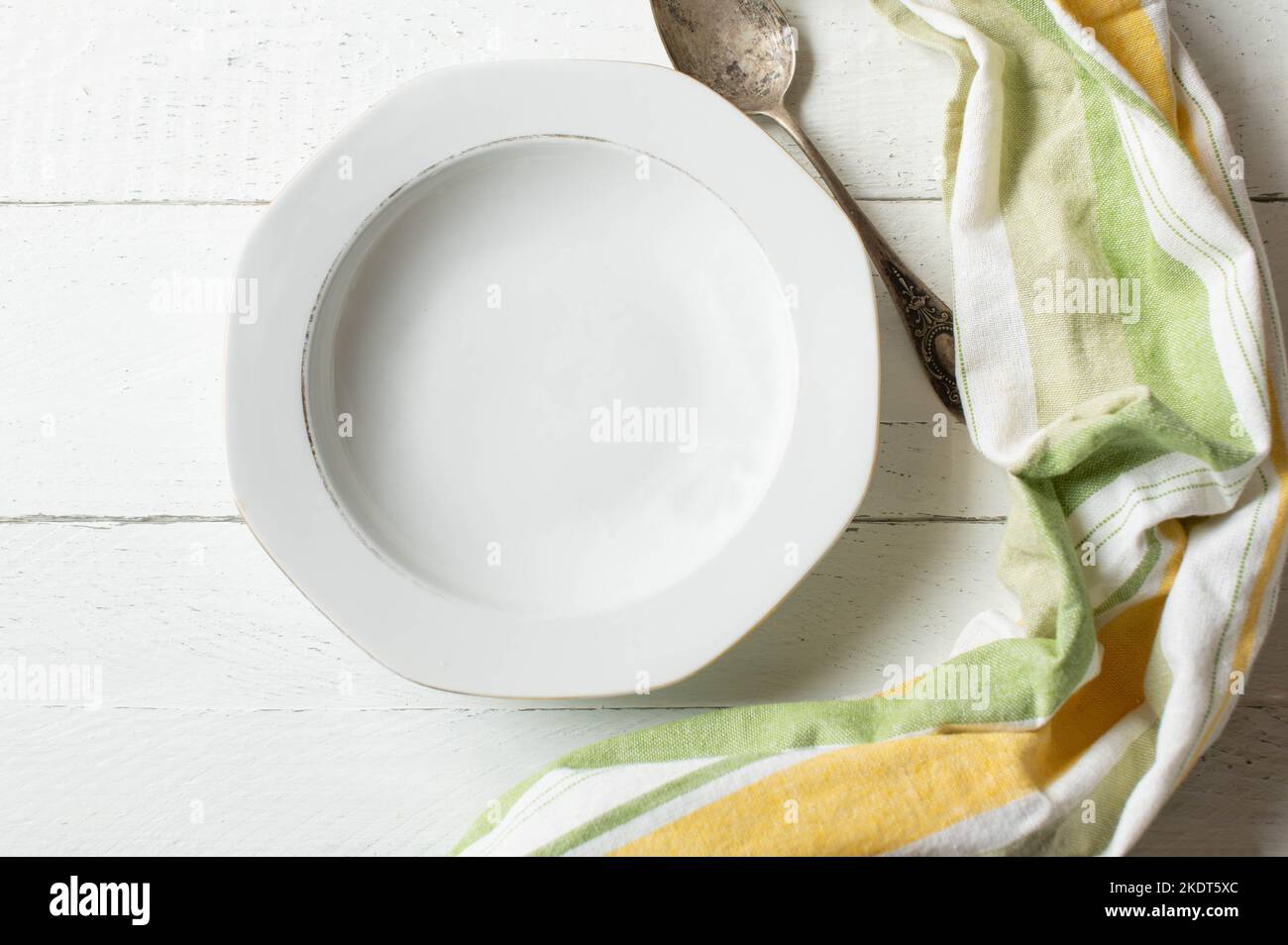 Svuotare il piatto da zuppa su fondo bianco con un cucchiaio Foto Stock