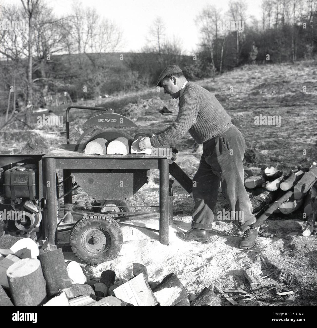 1960s, storico, taglio del legno, produzione di tronchi, utilizzando una macchina da taglio a benzina Multico Master, Inghilterra, Regno Unito. Nome su serbatoi carburante, Lister Foto Stock