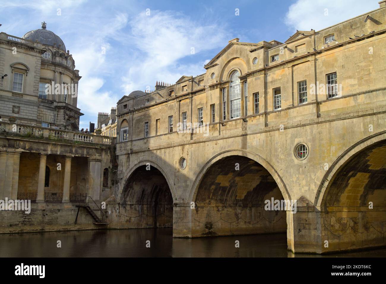 Pulteney Bridge sul fiume Avon, in stile palladiano con Segmental Arches, Bath UK Foto Stock