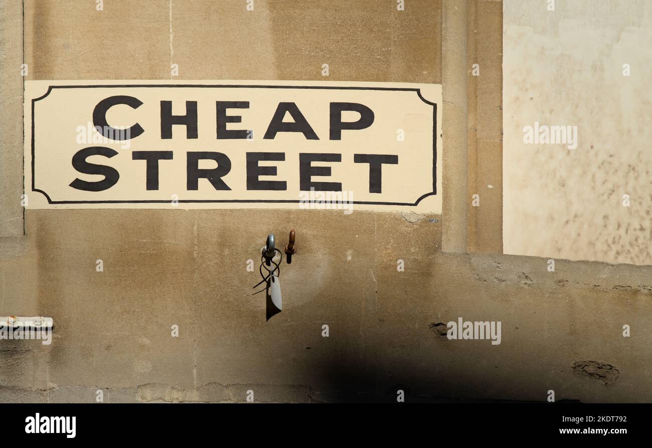 Painted Street Sign per Cheap Street sul lato Di Una casa georgiana a Bath UK Foto Stock