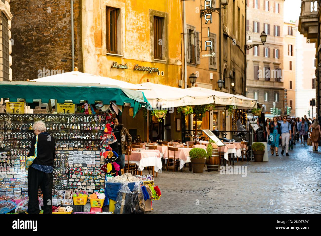 Strada tranquilla nel centro di Roma, Italia Foto Stock
