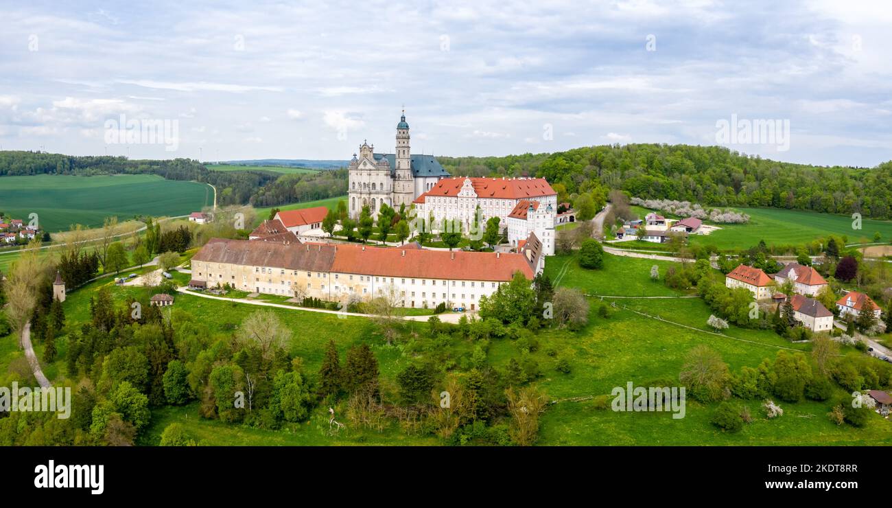 Neresheim, Germania - 8 maggio 2022: Monastero dell'Abbazia Chiesa barocca Panorama aereo a Neresheim, Germania. Foto Stock