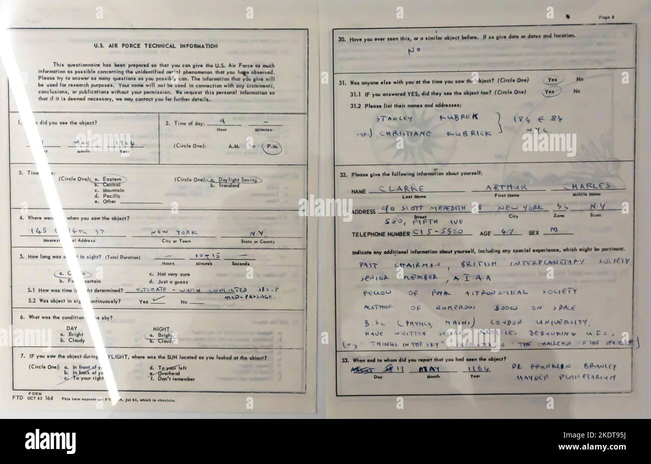 Il documento di Arthur Clarke e Stanley Kubrick compilato all'aviazione militare americana sull'osservazione di oggetto volante sconosciuto, 1964 Foto Stock