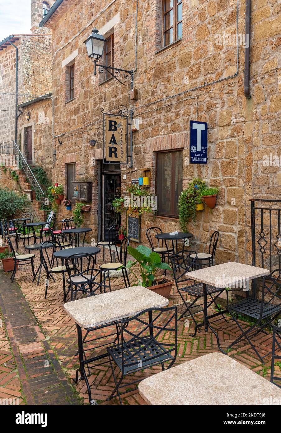 Caffè e bar nelle strade del centro storico di Sovana, Toscana, Italia Foto Stock