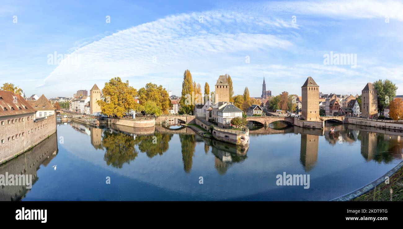 Strasburgo, Francia - 29 ottobre 2021: Petite France Ponte sul fiume Ill acqua con Torre Panorama testo spazio libero CopySpace Alsazia a Strasburgo, F Foto Stock