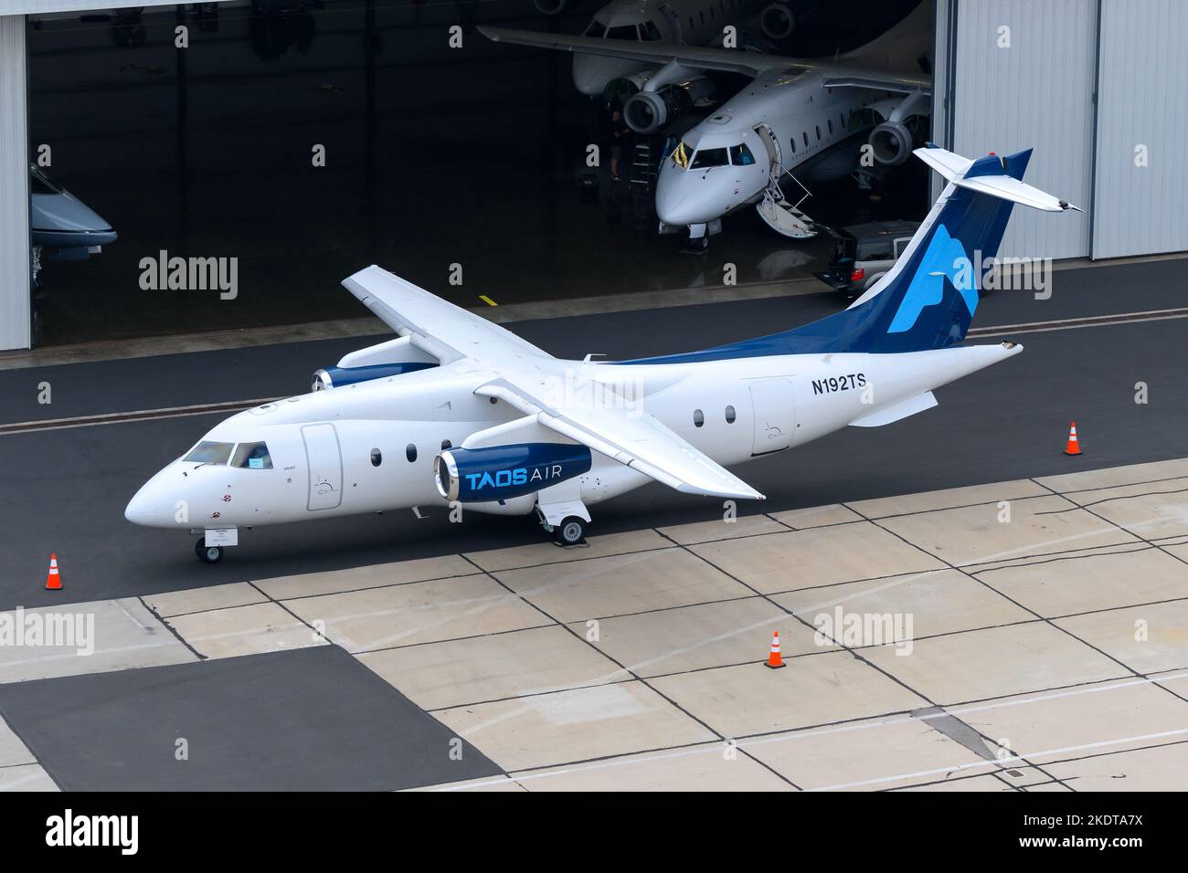 Taos Air Fairchild Dornier 328JET velivolo parcheggiato. Aereo N192TS del modello Dornier 328 appartenente a TaosAir. Foto Stock