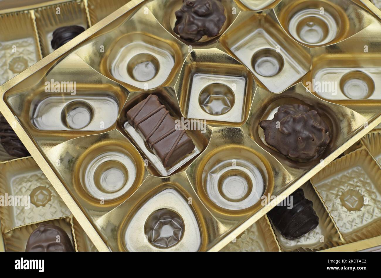 due scatole con cioccolatini, semi-vuote, primo piano, macro, full frame, vista dall'alto Foto Stock