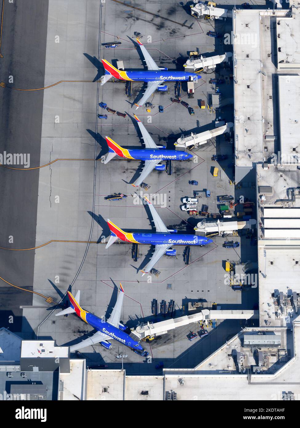 Terminal 1 della Southwest Airlines presso l'aeroporto internazionale di Los Angeles. Vista aerea dell'aeromobile Boeing 737 della Southwest Airlines allineato all'aeroporto LAX T1. Foto Stock