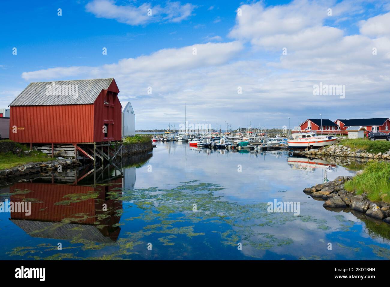 Vista del porto nel villaggio di pescatori di Andenes, Andoya, Norvegia Foto Stock
