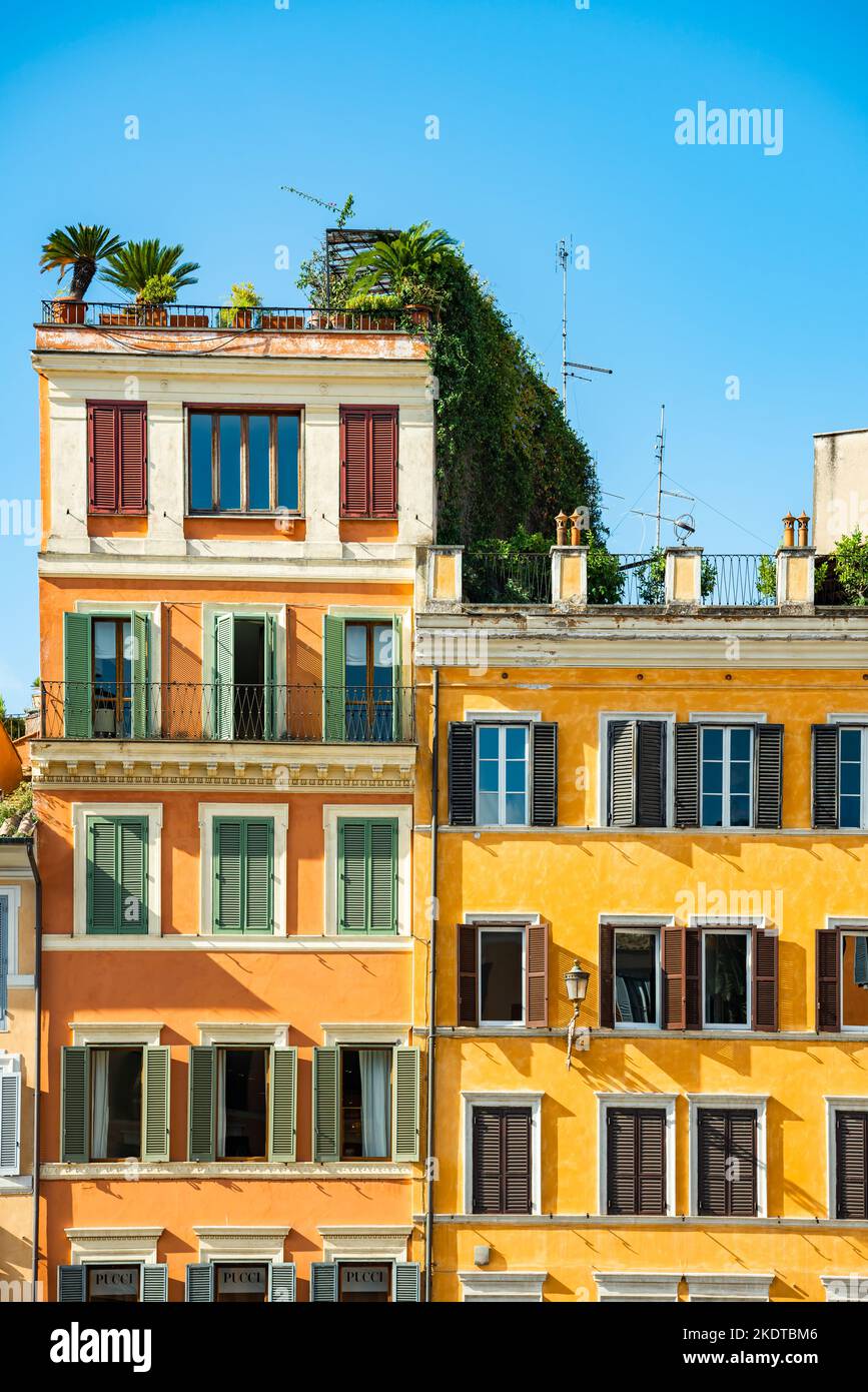 Strada tranquilla nel centro di Roma, Italia con terrazza sul tetto Foto Stock