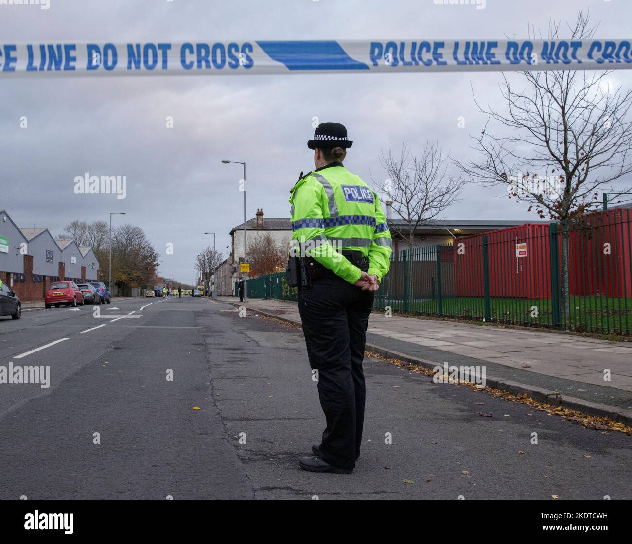 Un agente di polizia femminile che partecipa a un incidente a Liverpool, Regno Unito Foto Stock