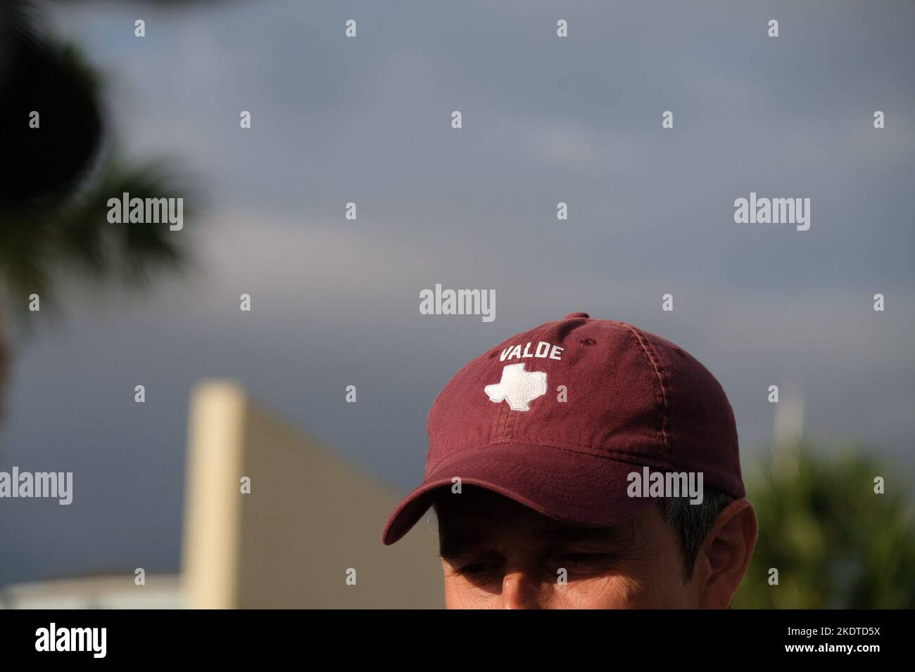 Miami, Florida, Stati Uniti. 8th Nov 2022. Cappello da baseball onorando le vittime del tiro Uvalde indossato dal candidato gubernatorial BETO o'ROURKE, mentre visite ai luoghi di voto durante il giorno delle elezioni. O'ROURKE trascorri la giornata visitando i luoghi di voto a San Antonio, Dallas, Houston ed El Paso prima di celebrare la notte delle elezioni nella sua città natale di El Paso. (Credit Image: © Carlos Escalona/ZUMA Press Wire) Credit: ZUMA Press, Inc./Alamy Live News Foto Stock