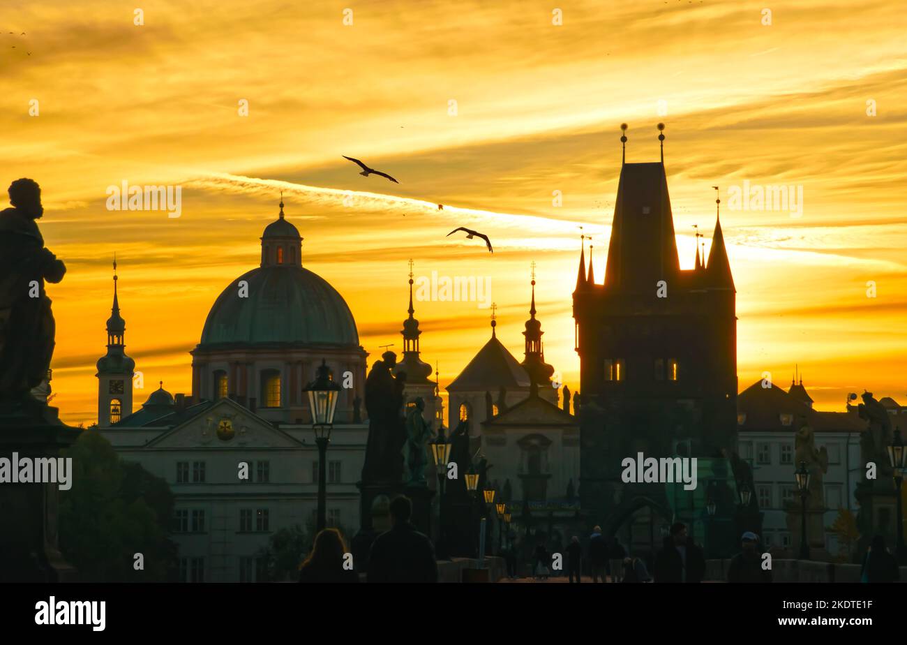 Praga, Ponte Carlo durante l'alba Foto Stock