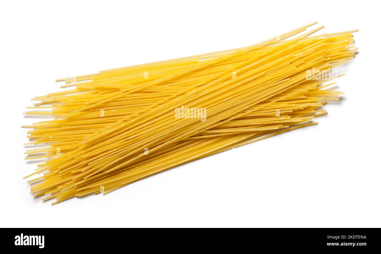 Piccola pila di spaghetti non cotti tagliata sul bianco. Foto Stock