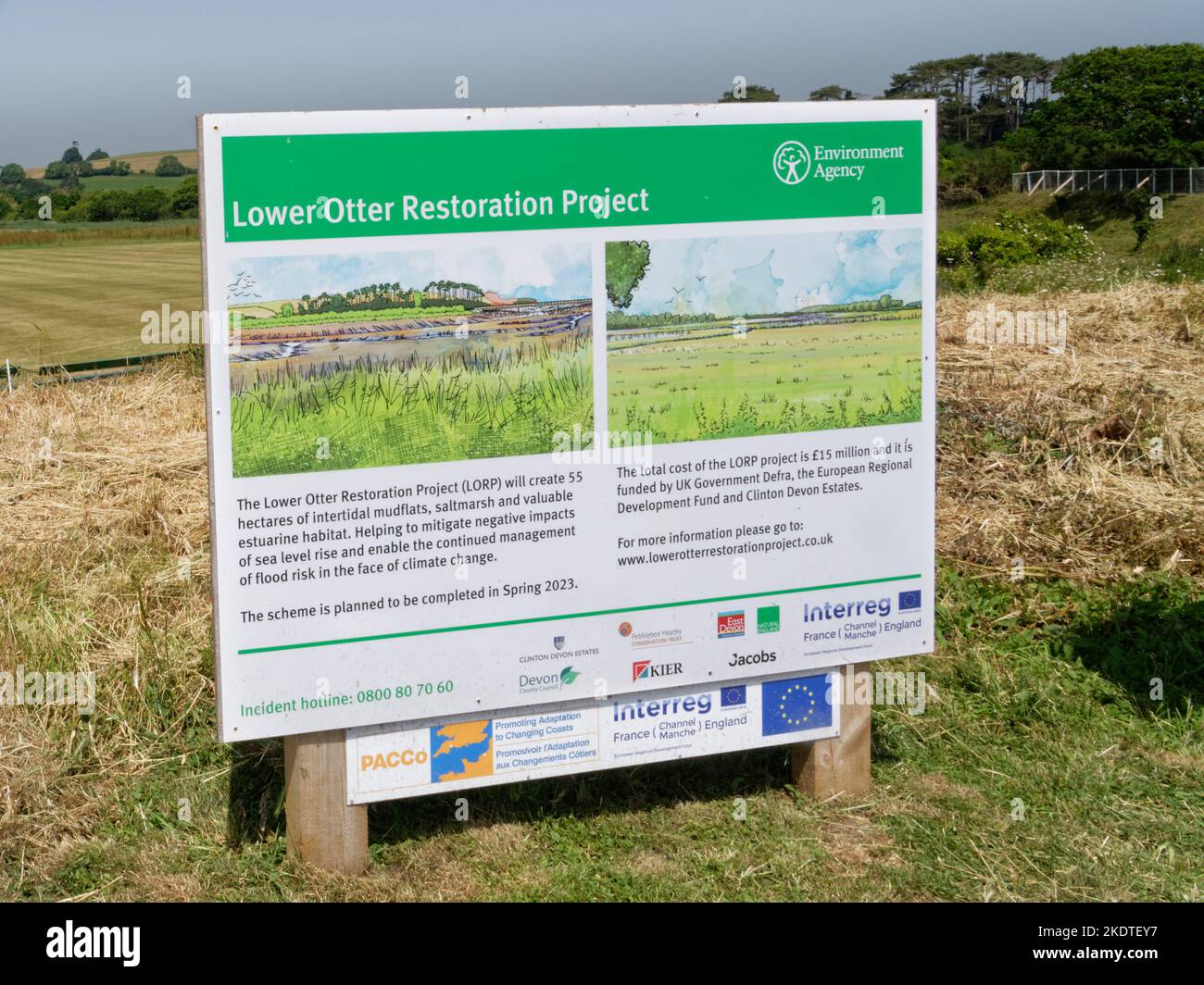 Noticeboard che descrive il progetto Lower Otter Restoration creazione di una grande area di paludi maree per migliorare l'alluvione del livello del mare, Devon, UK, 2022 Foto Stock