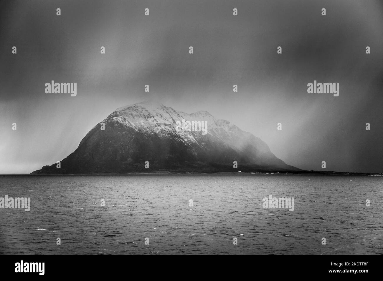Nuvole temporose e clima ventoso sull'impressionante paesaggio dei fiordi norvegesi. Gennaio 2020. Foto Stock