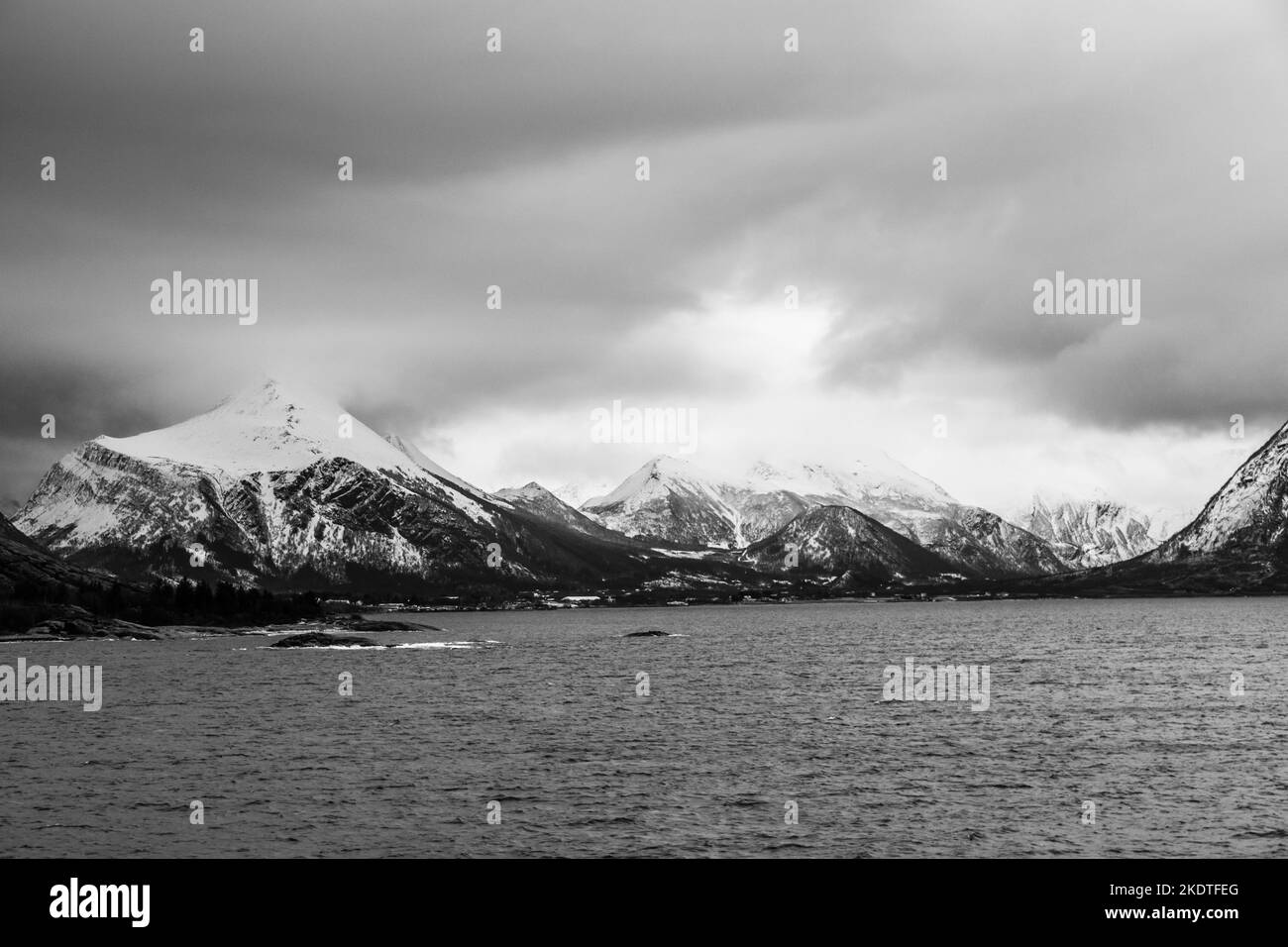 Nuvole temporose e clima ventoso sull'impressionante paesaggio dei fiordi norvegesi. Gennaio 2020. Foto Stock