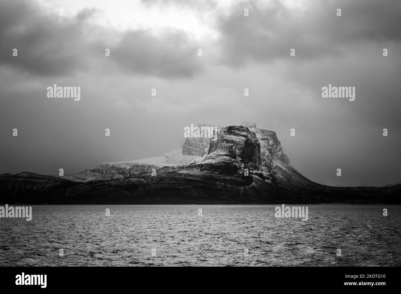 Nuvole temporose e clima ventoso sull'impressionante paesaggio dei fiordi norvegesi. Gennaio 2020. Foto Stock