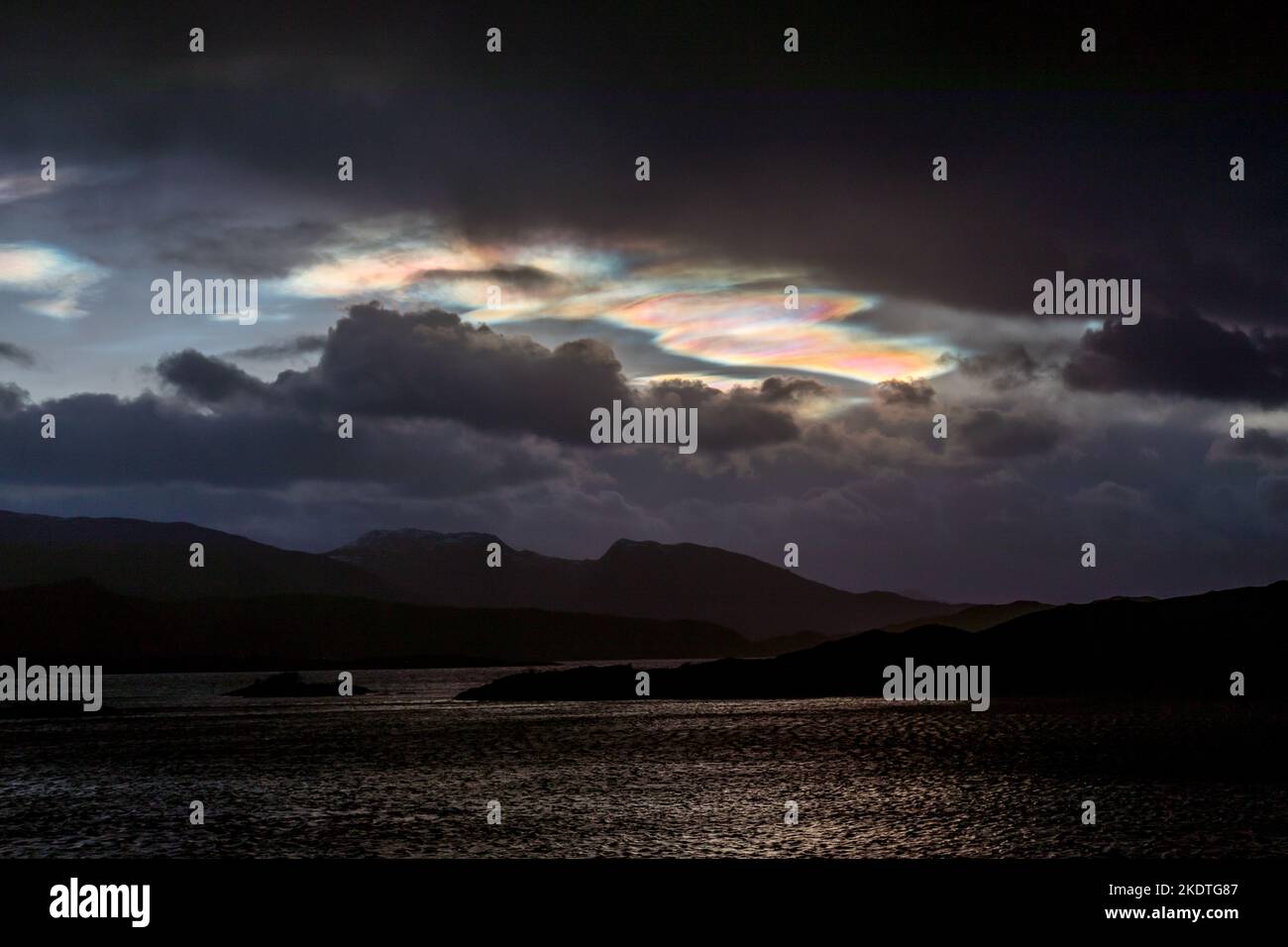 Nubi nacreose sopra il cielo di mattina presto fuori della Norvegia occidentale, Scandinavia Foto Stock