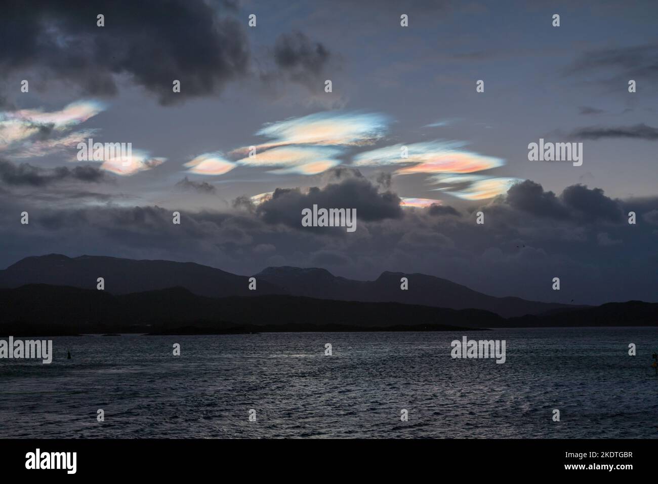 Nubi nacreose sopra il cielo di mattina presto fuori della Norvegia occidentale, Scandinavia Foto Stock