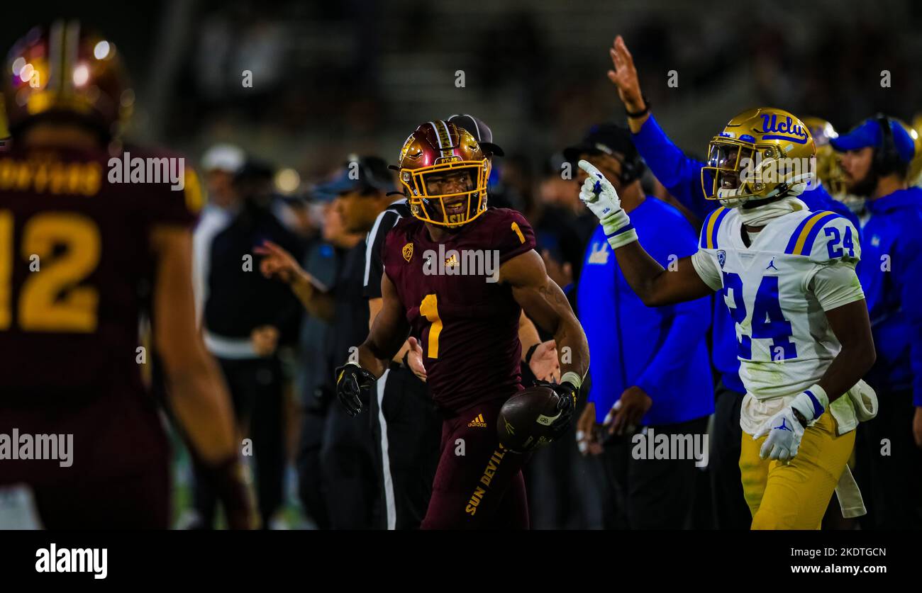 Lo stato dell'Arizona è tornato a casa per la prima volta in un mese per affrontare la classifica UCLA Bruins numero 10, con un record di $7-1 nella partita di sabato sera. A. Foto Stock