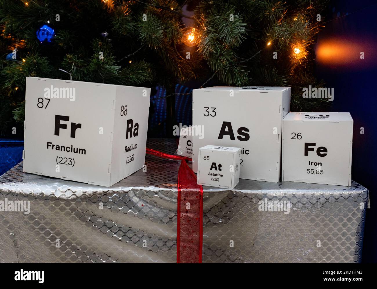 8 dicembre 2021, Sochi, Russia. Cubetti di carta con elementi della tavola periodica di Mendeleev sull'albero di Natale. Foto Stock