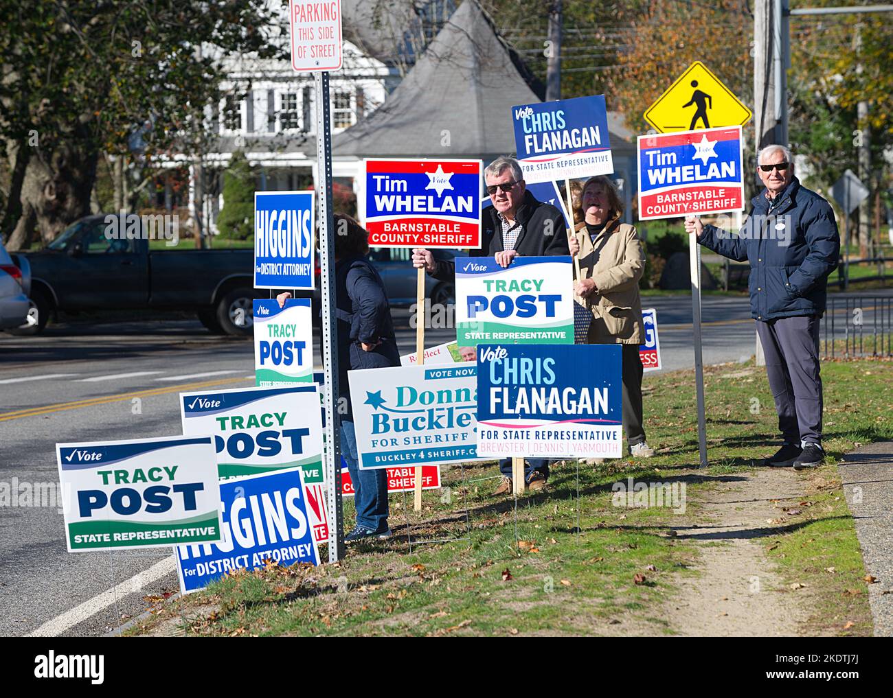 Giornata delle elezioni di metà mandato - US -- Firma in possesso di Dennis Village, Massachusetts, USA su Cape Cod Foto Stock