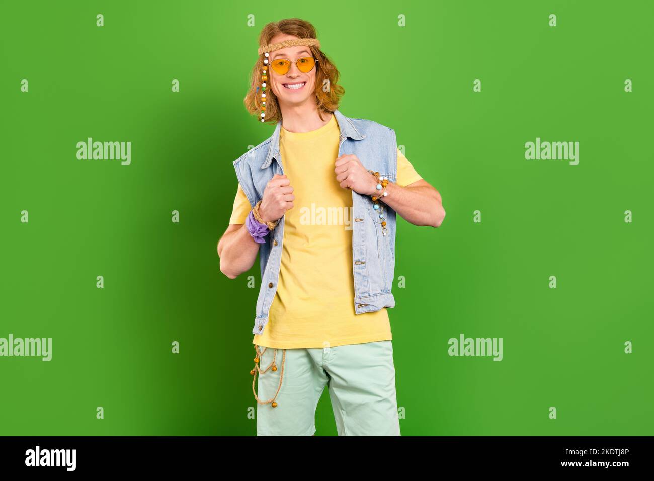 Foto di stile anni sessanta subcultura positivo Guy look abbigliamento jeans vestito isolato su sfondo di colore vibrante Foto Stock