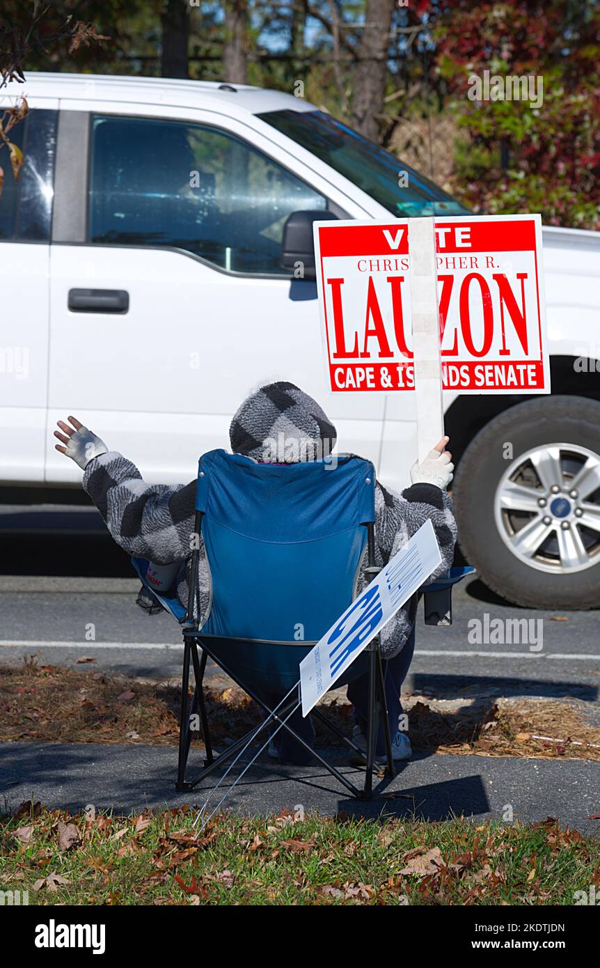 Giorno delle elezioni di metà mandato - US -- Una donna tiene un segno davanti al seggio elettorale a Barnstable, Massachusetts, USA su Cape Cod Foto Stock