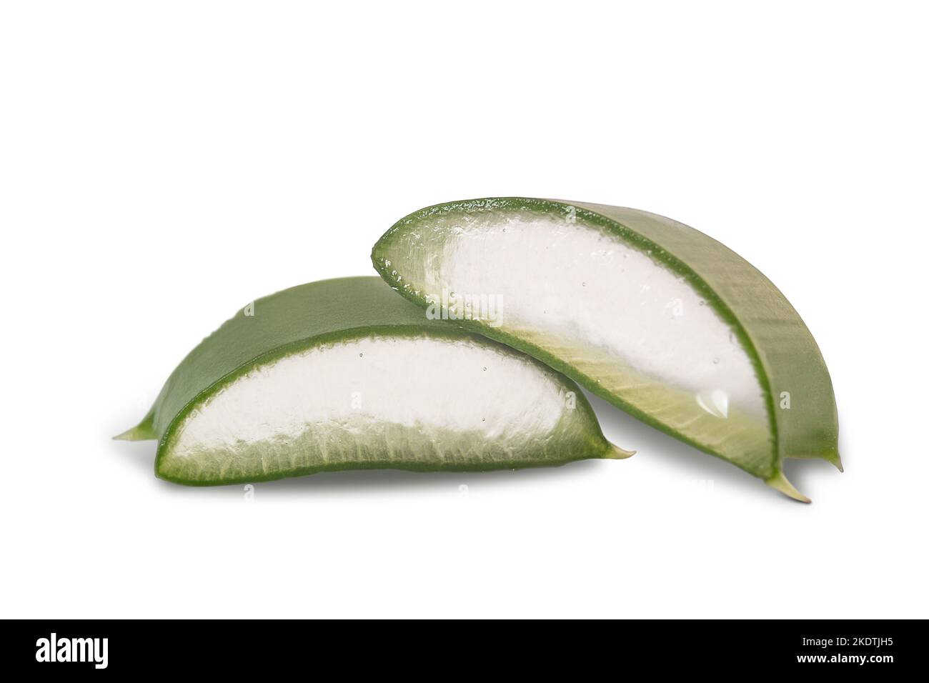 aloe vera fette fresche e foglie isolate su fondo bianco Foto Stock