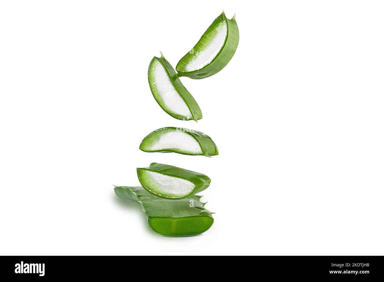 aloe vera fette fresche e foglie isolate su fondo bianco Foto Stock