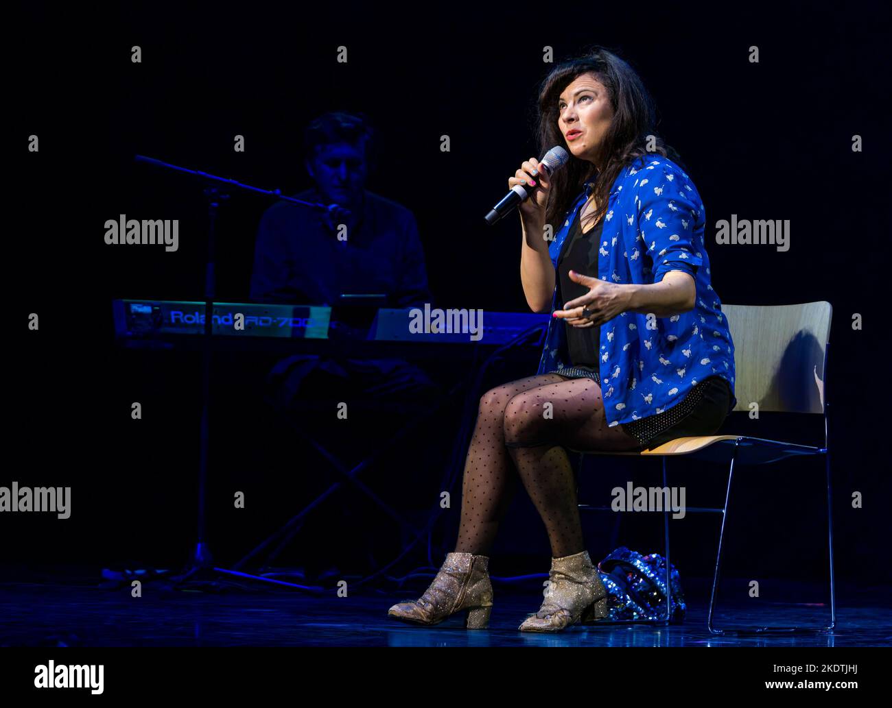Camille o'Sullivan si esibisce sul palco al Festival Fringe di Edimburgo, Scozia, Regno Unito Foto Stock