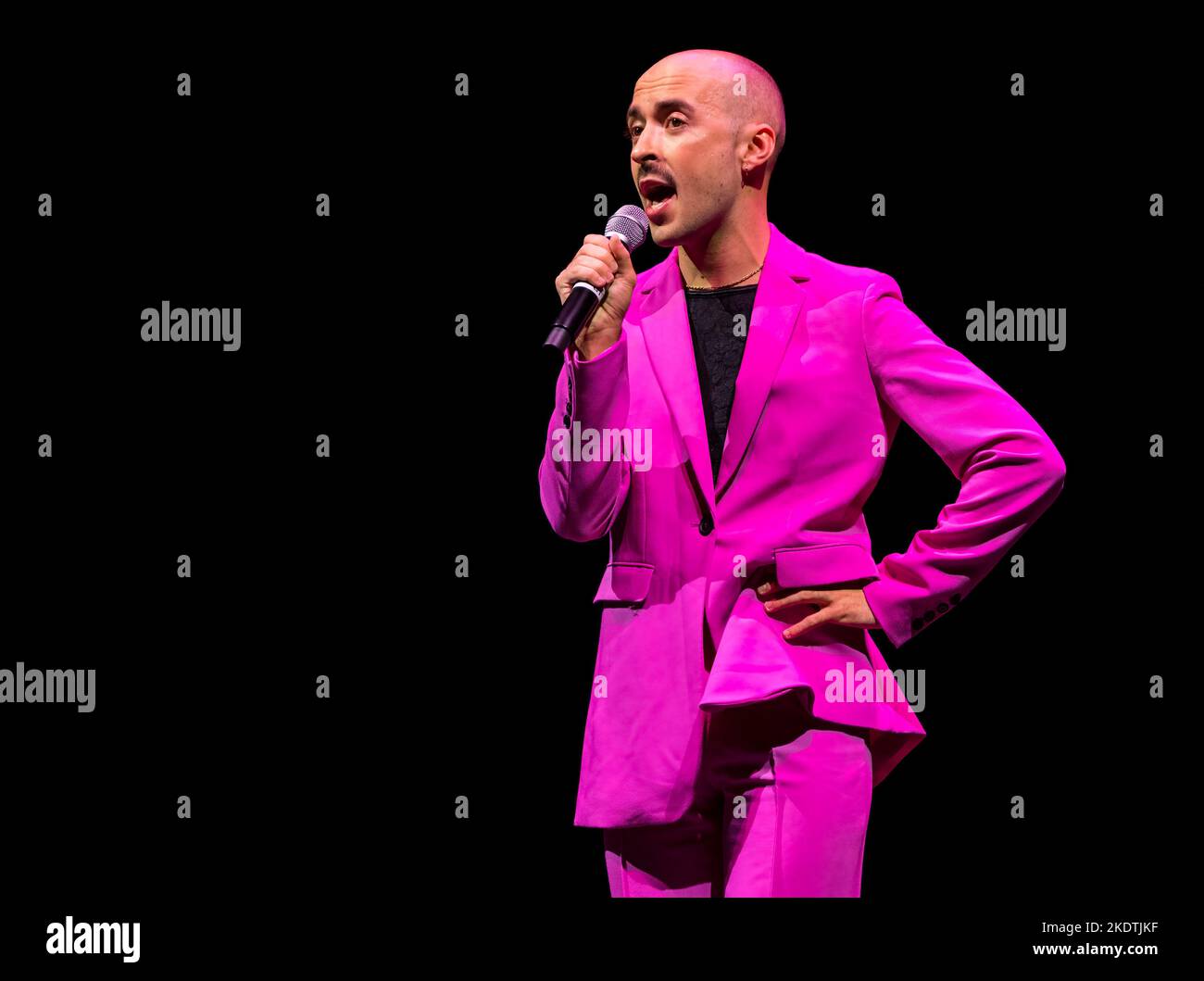 Il comico Rob Madge indossando una tuta rosa si esibisce sul palco durante l'Edinburgh Festival Fringe, Scozia, Regno Unito Foto Stock