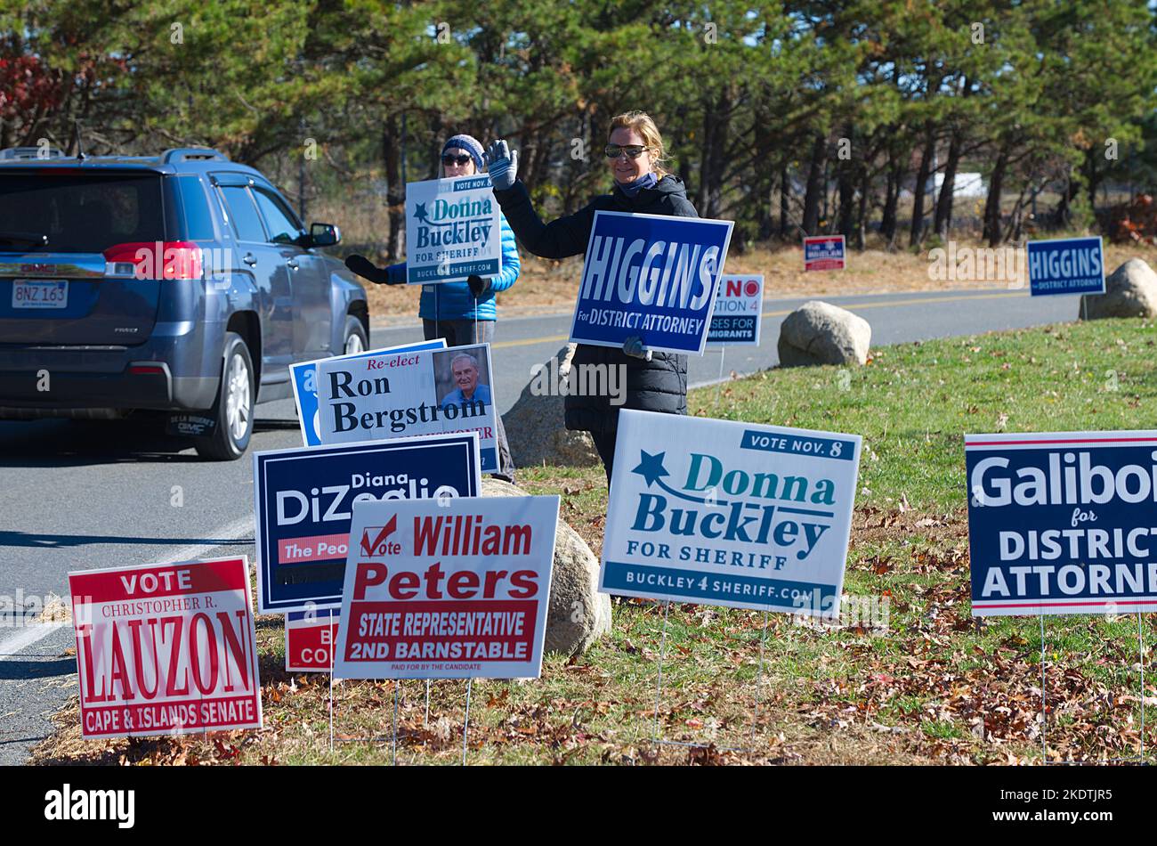Giornata delle elezioni di metà mandato - US -- Firma in corso a Barnstable, Massachusetts, USA su Cape Cod Foto Stock