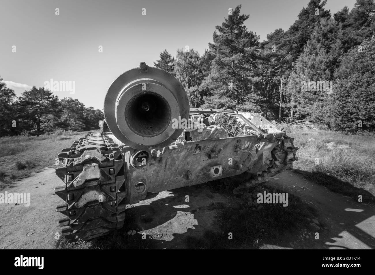 Carro armato da battaglia di scarto su un'area di addestramento militare. Foto Stock