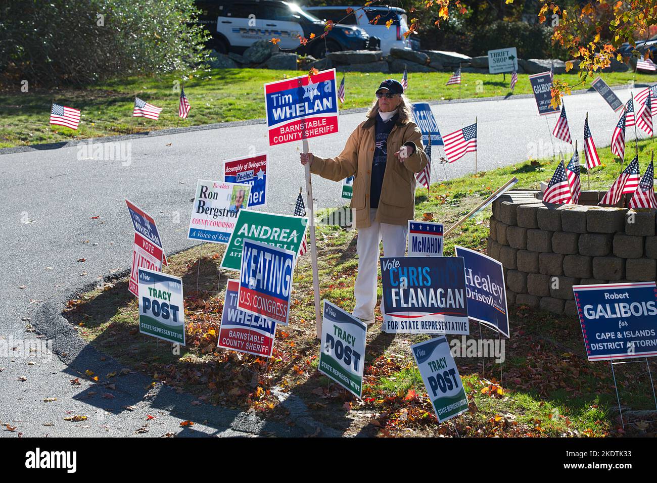 Giornata delle elezioni di metà mandato - US -- Firma in attesa a Yarmouth Port, Massachusetts, USA su Cape Cod Foto Stock