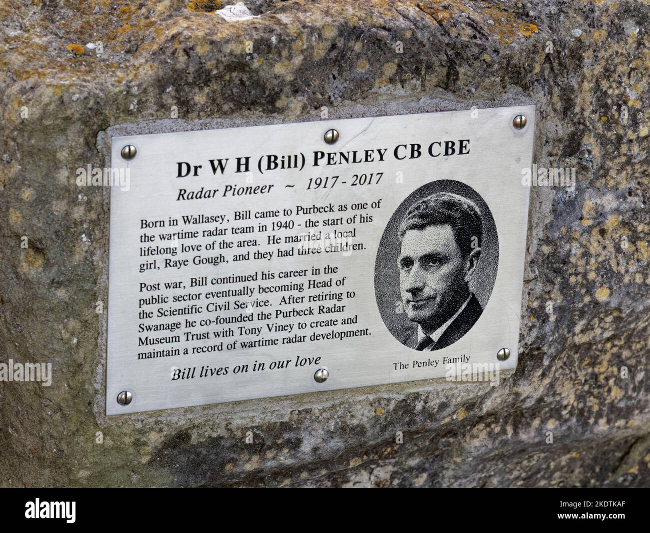 Iscrizione in onore del Dr. Bill Penley su un memoriale per lo sviluppo radar del WW2 su St. Aldhelm’s Head, Worth Matravers, Dorset, Regno Unito, gennaio. Foto Stock