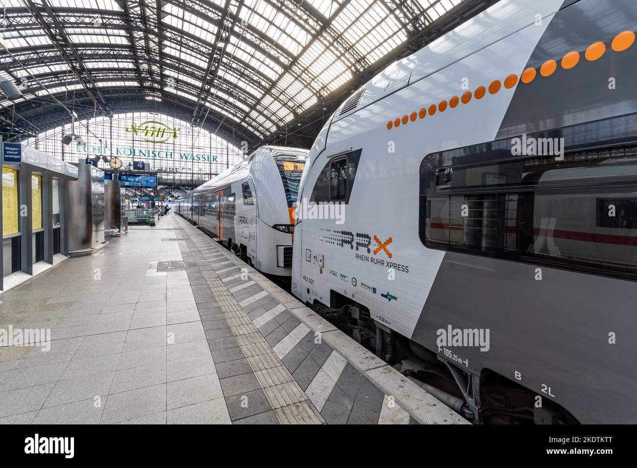 Treno regionale RRX Rhein-Ruhr-Express Siemens Desiro HC alla stazione centrale di Colonia Foto Stock Treno regionale RRX Rhein-Ruhr-Express Siemens Desiro HC alla stazione centrale di Colonia Foto Stock
