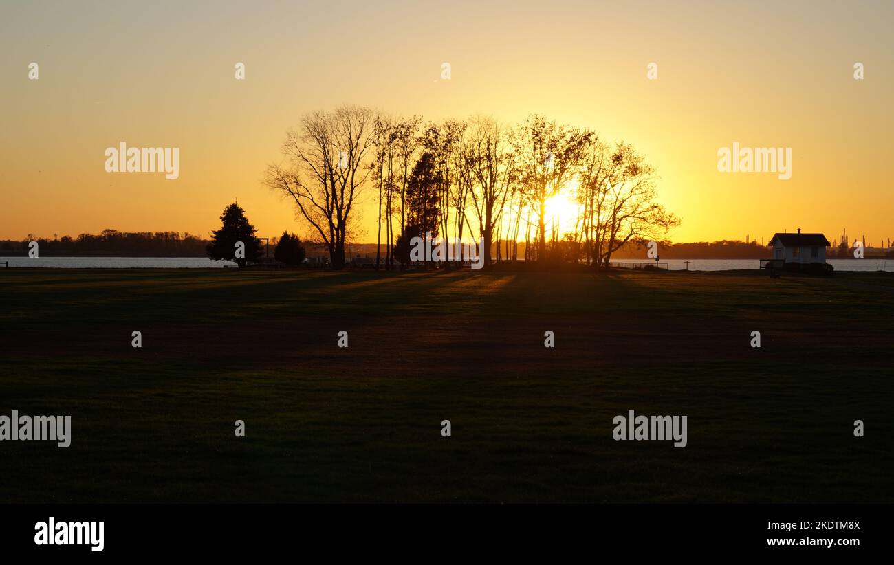 Fort Mott state Park, vista sul tramonto con il fiume Delaware, Pennsville Township, New Jersey, Stati Uniti Foto Stock