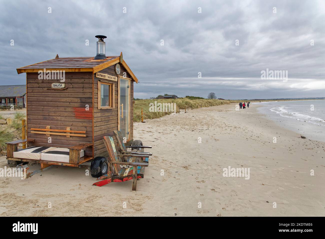 Mobile sauna capanna su Studland Beach in inverno, Isola di Purbeck, Dorset, Regno Unito, gennaio. Foto Stock